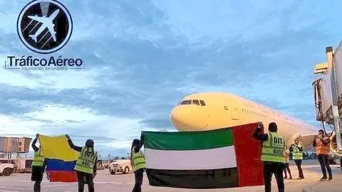 Las banderas a pie de pista de Colombia y Emiratos Árabes reciben al avión de Etihad a su llegada a Bogotá. (Tráfico Aéreo)