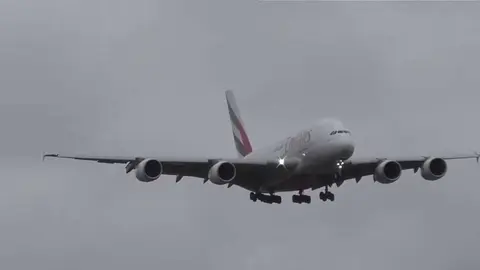 Vuelo Emirates hizo un aterrizaje de emergencia, durante una fuerte tormenta. (Imagen extraída del video)