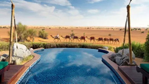 Piscina privada en la suite del hotel Al Maha en el desierto de Dubai.