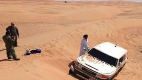 Sharjah News difundió esta imagen del coche del joven desaparecido.