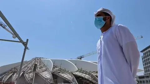 Un hombre con mascarilla en la sede de la Expo 2020 Dubai. (AFP)