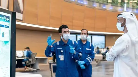 El jeque Mohamed durante su recorrido por Adnoc. (Dubai Media Office)