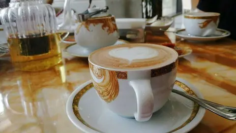 Un café con leche en el Palazzo Versace de Dubai. (EL CORREO)