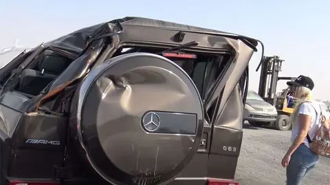 La bloguera junto a un Mercedes en el desguace de Dubai.