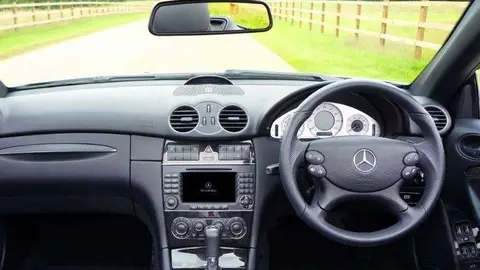 Las zonas del coche de alto contacto deben limpiarse.