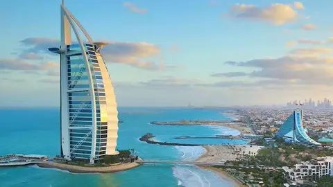 Una imagen del hotel Burj Al Arab en la costa de Dubai. (Emirates)