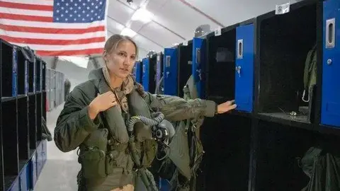 En la foto de la Fuerza Aérea de EEUU, la capitana Emily Thompson.