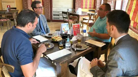 El embajador de España conversa con Mariano Andrés en el Seville's en presencia del consejero comercial jefe y del responsable de la Segunda Jefatura de la Embajada de España en Emiratos Árabes. (EL CORREO)