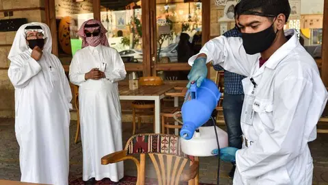 Tareas de desinfección en Arabia Saudita. (AFP)
