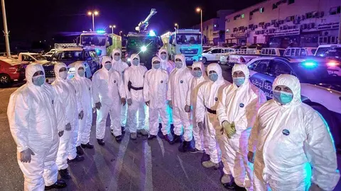 Empleados públicos en Mussafah han trabajado en turnos de 24 horas.