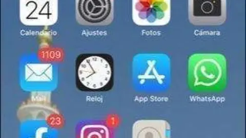 Redes sociales en un teléfono móvil. (EL CORREO)