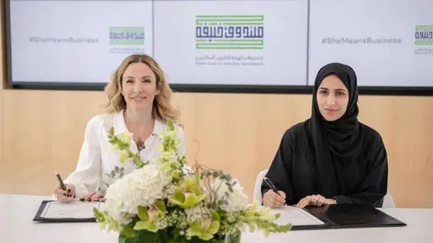  Derya Matras, directora regional de Facebook para Oriente Medio, África y Turquía, junto a Mouza Al Nasri, CEO del Fondo Khalifa.