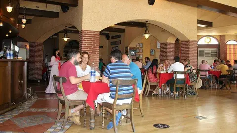 Comensales en el restaurante Seville's de Dubai durante la celebración este viernes de San Isidro. (EL CORREO)