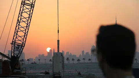 Imagen del atardecer sobre el 'skyline' de Dubai tomada desde una zona en construcción. (Rafael Pérez / EL CORREO)