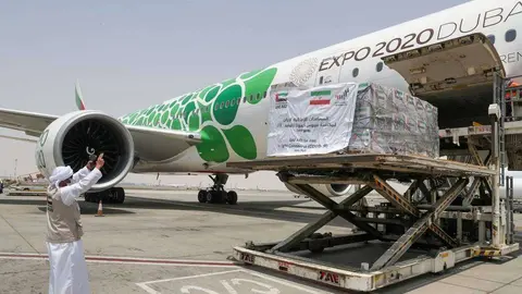 Un avión de Emirates traslada la ayuda sanitaria a Irán. (WAM)