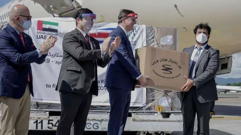 El presidente de Costa Rica, segundo por la izquierda, junto al avión de Etihad. (Twitter)