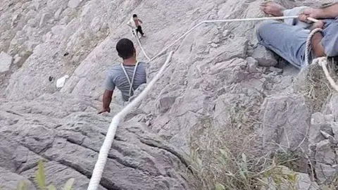 La policía difundió una imagen del rescate del emiratí.