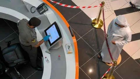 En la imagen de AFP, un emiratí en el Departamento de Pasaportes de EAU.