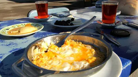 Desayuno a base de huevos fritos y dátiles al pie de monte Ararat en Turquía. (Celia Pérez Cruzado)