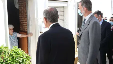 El presidente de Portugal y el rey de España conversan con una vecina tras la apertura de fronteras entre ambos países. (@CasaReal)