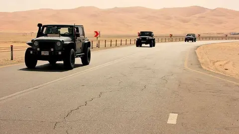 Varios todoterrenos circulan por la carretera de la Duna Moreb en las proximidades de Liwa. (EL CORREO)
