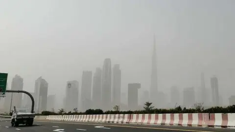 El centro de Dubai durante una jornada polvorienta. (EL CORREO)
