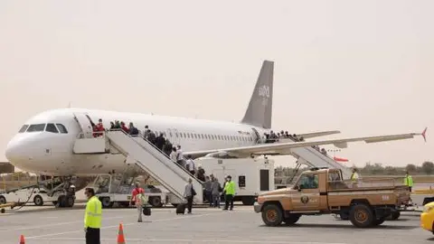 Turistas alemanes suben a un avión en el aeropuerto de RAK. (WAM)