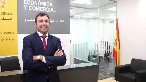Erik Rovina, en la sede de la Oficina Comercial de España en Dubai, radicada en las Emirates Towers. (EL CORREO)