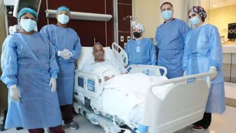 El expatriado egipcio y el equipo sanitario. (Gulf News)