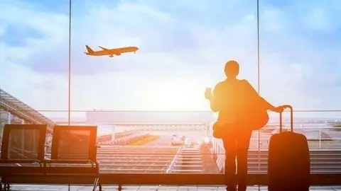 Un viajero en un aeropuerto. (WAM)