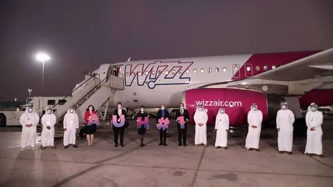 Una imagen del avión de Wizz Air en el aeropuerto de Abu Dhabi. (WAM)