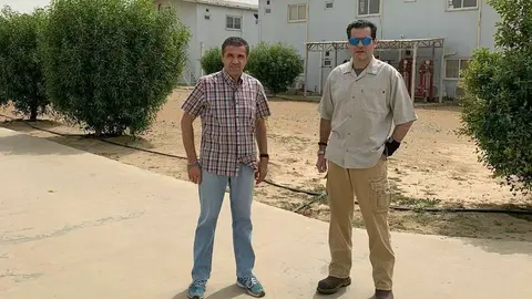 José Moya -izquierda- y Javier Sáez, en el campamento de Jazam, situado en una zona remota y desértica de Arabia Saudita. (EL CORREO)