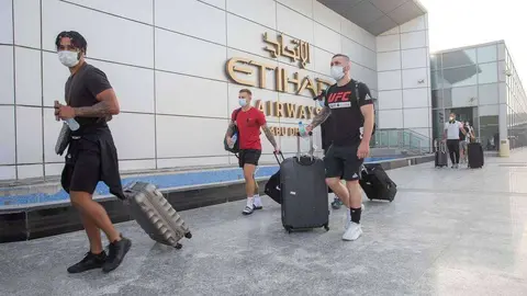 Stevie Ray y el equipo de UFC llegan a Abu Dhabi desde Londres. (Etihad Airways)