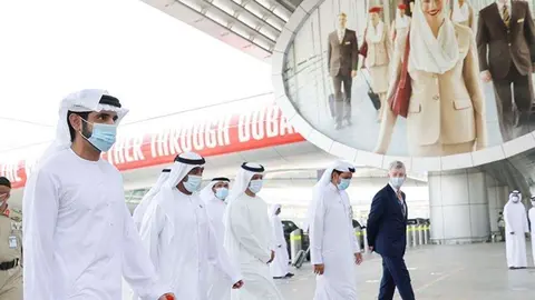 El jeque Hamdan a su llegada al aeropuerto de Dubai. (Dubai Media Office)