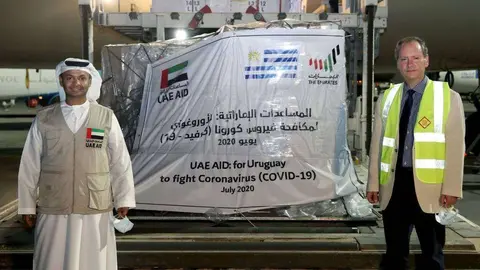 El embajador de Uruguay en Abu Dhabi, Álvaro Carlo Ceriani, en la salida del material desde la capital de Emiratos Árabes a bordo de un avión de la aerolínea Etihad. (WAM)