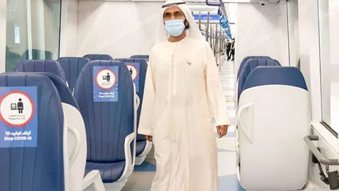 El gobernante de Dubai en la nueva estación de Metro. (Dubai Media Office)