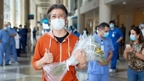 Dubai Media Office difundió la imagen del último paciente dado de alta.