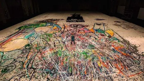 El artista en el centro de su cuadro. (Euronews)