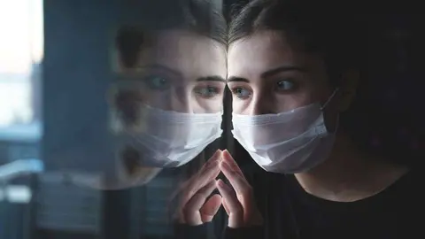 Una joven con mascarilla. (Al Arabiya)