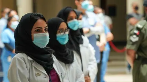 Personal sanitario en Dubai. (WAM)