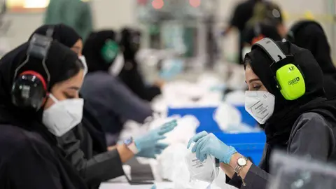 Una imagen de la fabricación de mascarillas en EAU. (WAM)