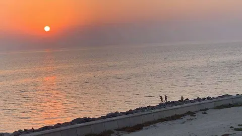 Atardecer de verano en la costa de Emiratos Árabes Unidos. (EL CORREO)