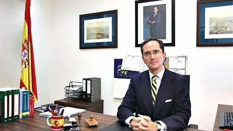 El diplomático Emilio Contreras, en su despacho de la Embajada de España en Abu Dhabi. (EL CORREO)