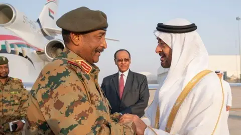 En 2020, el entonces príncipe heredero de Abu Dhabi recibió al teniente general Abdel Fattah Burhan en el aeropuerto presidencial de la capital de EAU. (WAM)
