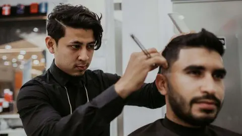 Un peluquero recorta el cabello. (Fuente externa)
