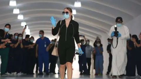 Una imagen de Twitter de una de las últimas pacientes que abandonan el hospital de campaña de Jebel Ali en Dubai.