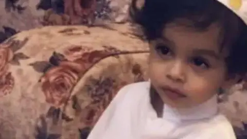 El portal Al Arabiya publicó esta imagen del niño fallecido.