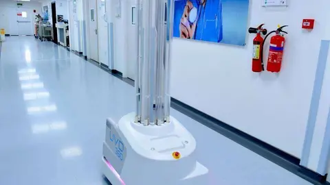 Dubai Media Office difundió esta imagen del robot en un hospital.