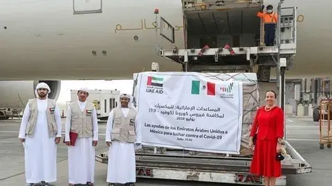 La embajadora de México en Emiratos Árabes, Francisca Méndez, ante el avión que vuela a su país con ayuda para luchar frente al coronavirus. (EL CORREO)