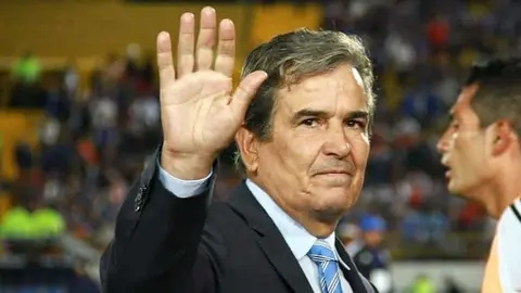 Jorge Luis Pinto saluda a aficionados en Colombia. (Julián Castañeda)